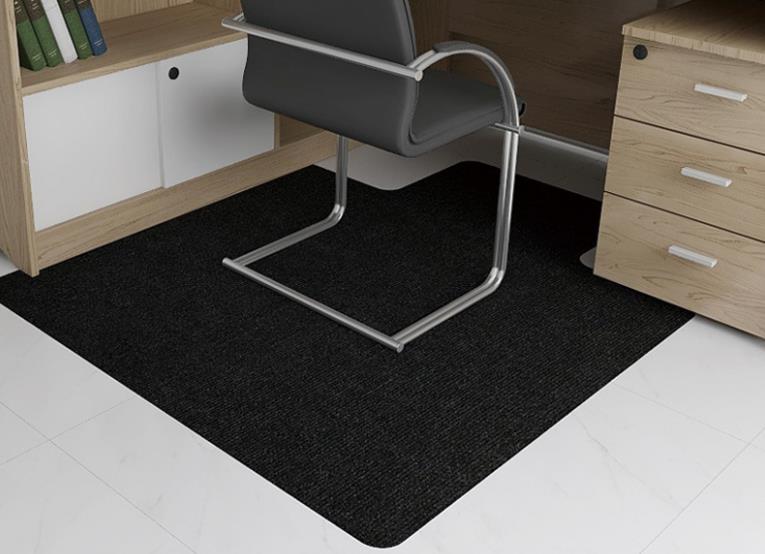 Zeigen Sie das Bild eines gestreiften Stuhlkissens an