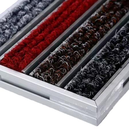 Detailaufnahme einer hochbelastbaren Fußmatte aus Aluminiumlegierung