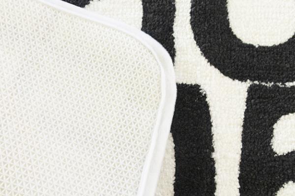 Nahaufnahme der Rückseite einer weichen Badematte