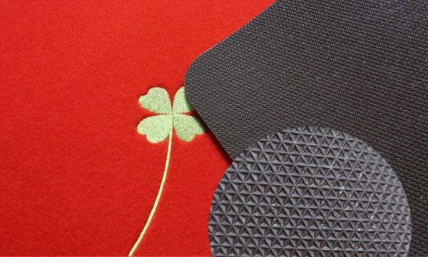 Gestickte Fußmattenrückseite